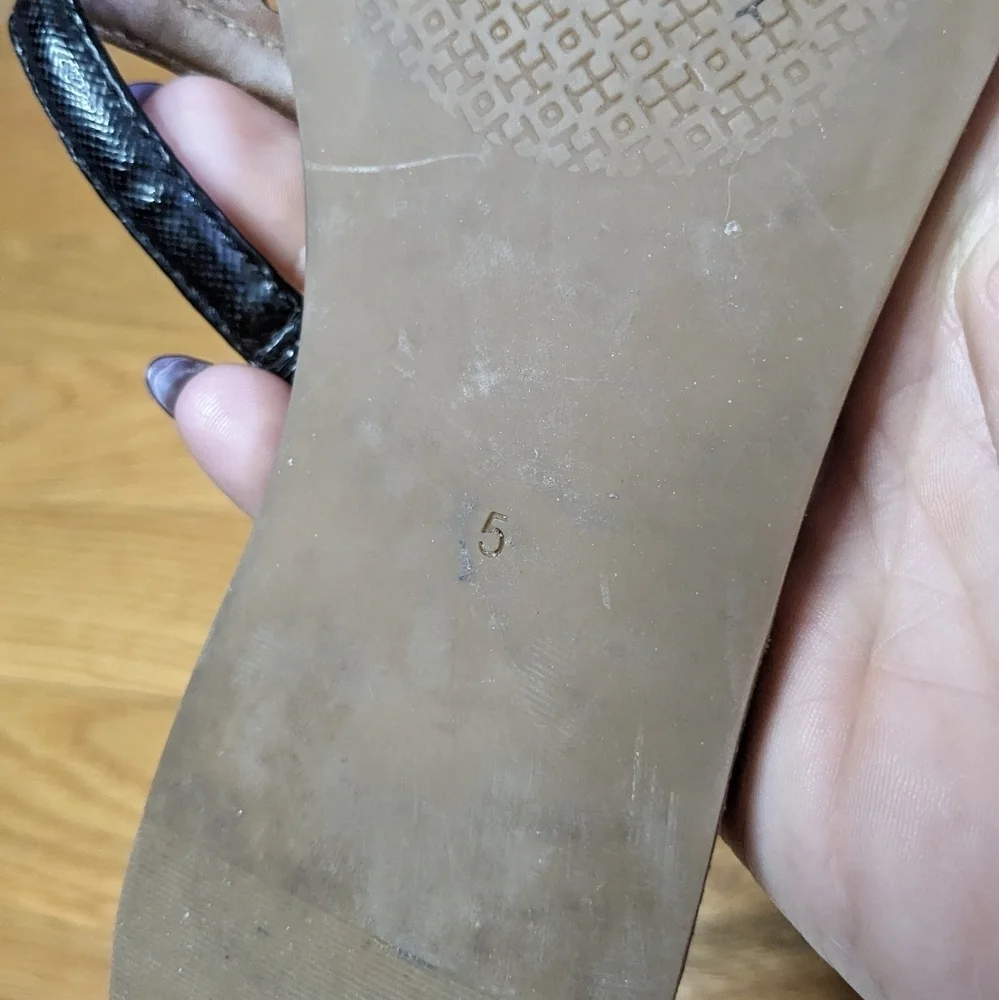 Tory Burch Size 5 Black‎ w/ Gold Hardware Leather Flip Flops